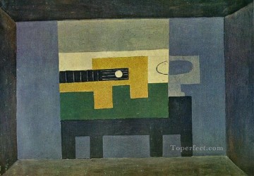 Abstracto famoso Painting - Guitare et cruche sur une table 1918 Cubismo